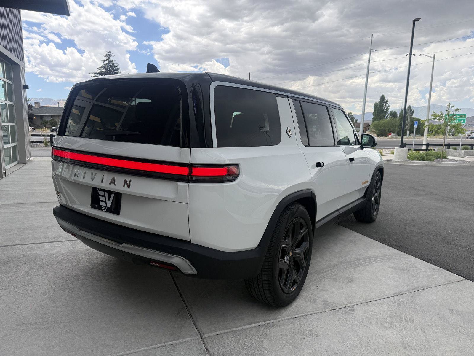 Used 2023 Rivian R1S Adventure AWD/4WD image 8