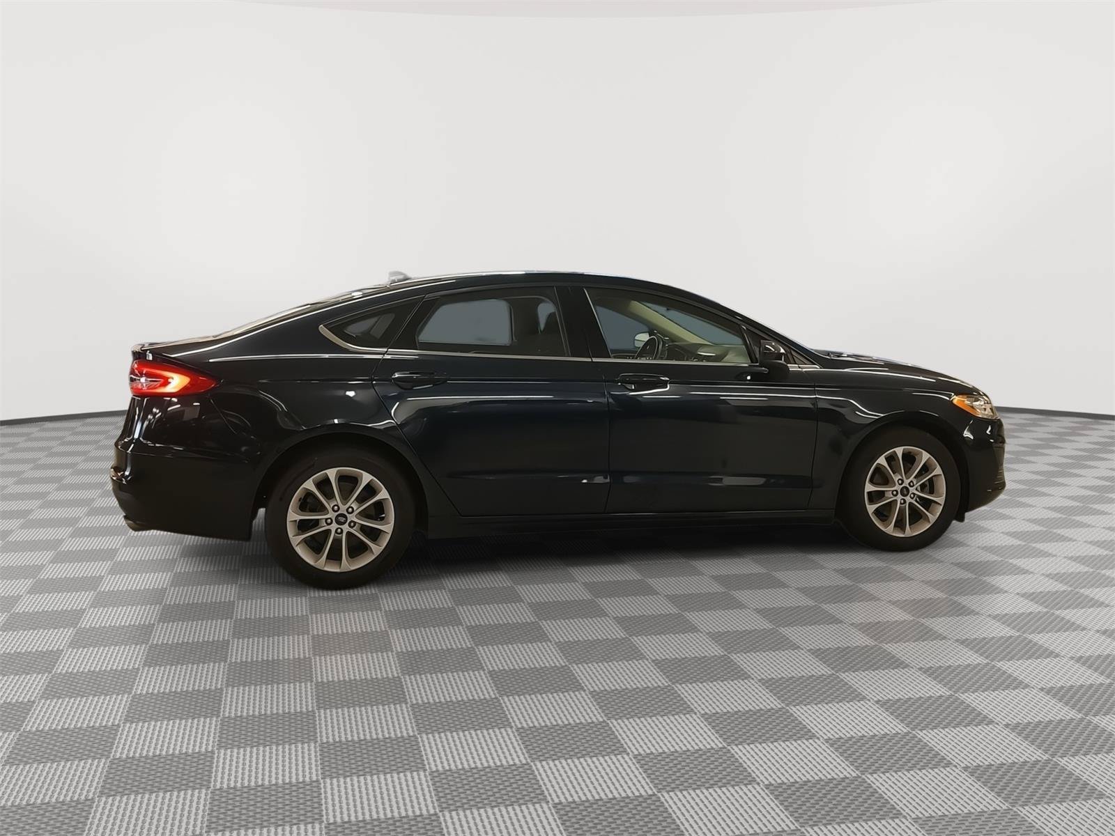 Used 2020 Ford Fusion SE FWD image 27