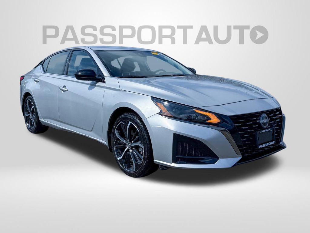 Used 2025 Nissan Altima 2.5 SR w/ SR Premium Package image 2