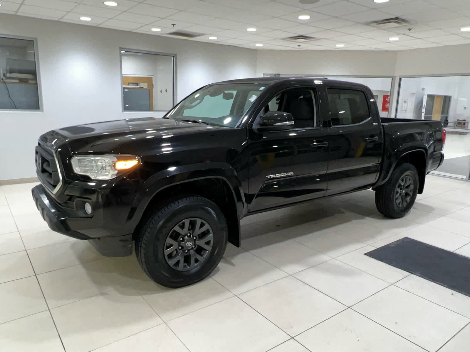 Used 2022 Toyota Tacoma SR5 w/ Technology Package image 6