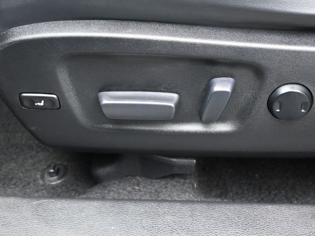 Used 2016 Toyota Highlander XLE image 3