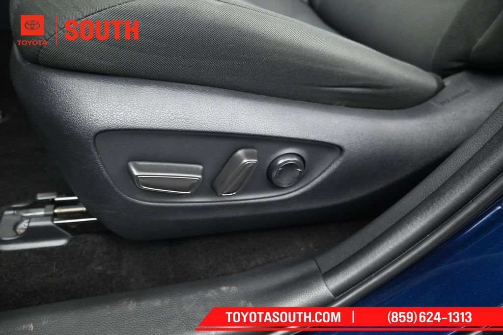Used 2025 Toyota RAV4 XLE AWD/4WD image 21