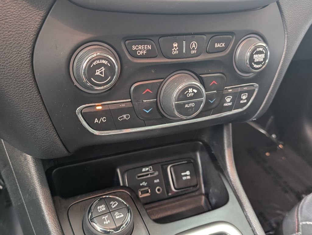 Used 2018 Jeep Cherokee Trailhawk AWD/4WD image 21