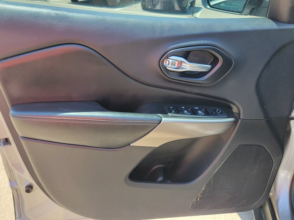 Used 2019 Jeep Cherokee Latitude w/ Popular Appearance Group FWD image 8