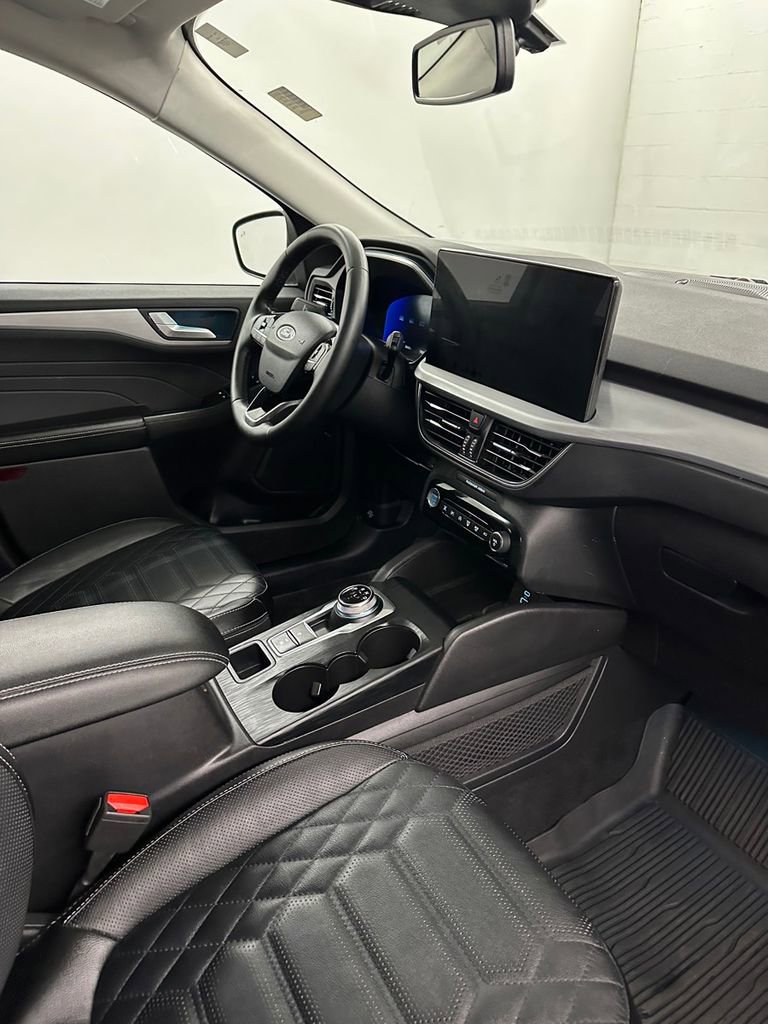 Used 2023 Ford Escape Platinum w/ Premium Technology Package image 39