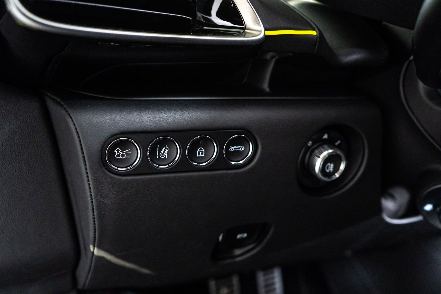 Used 2025 McLaren Artura Spider image 31