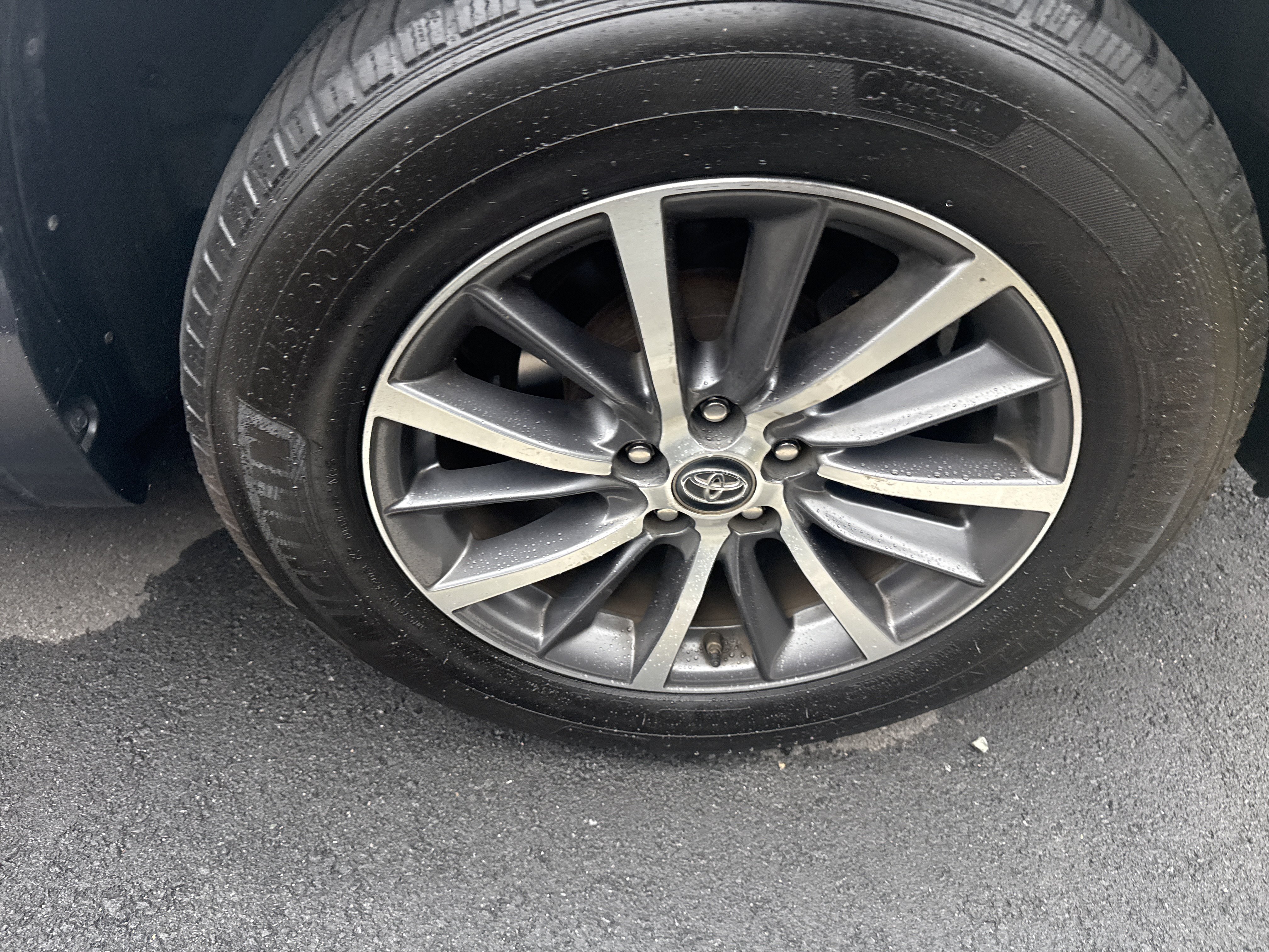 Used 2019 Toyota Highlander XLE FWD image 11