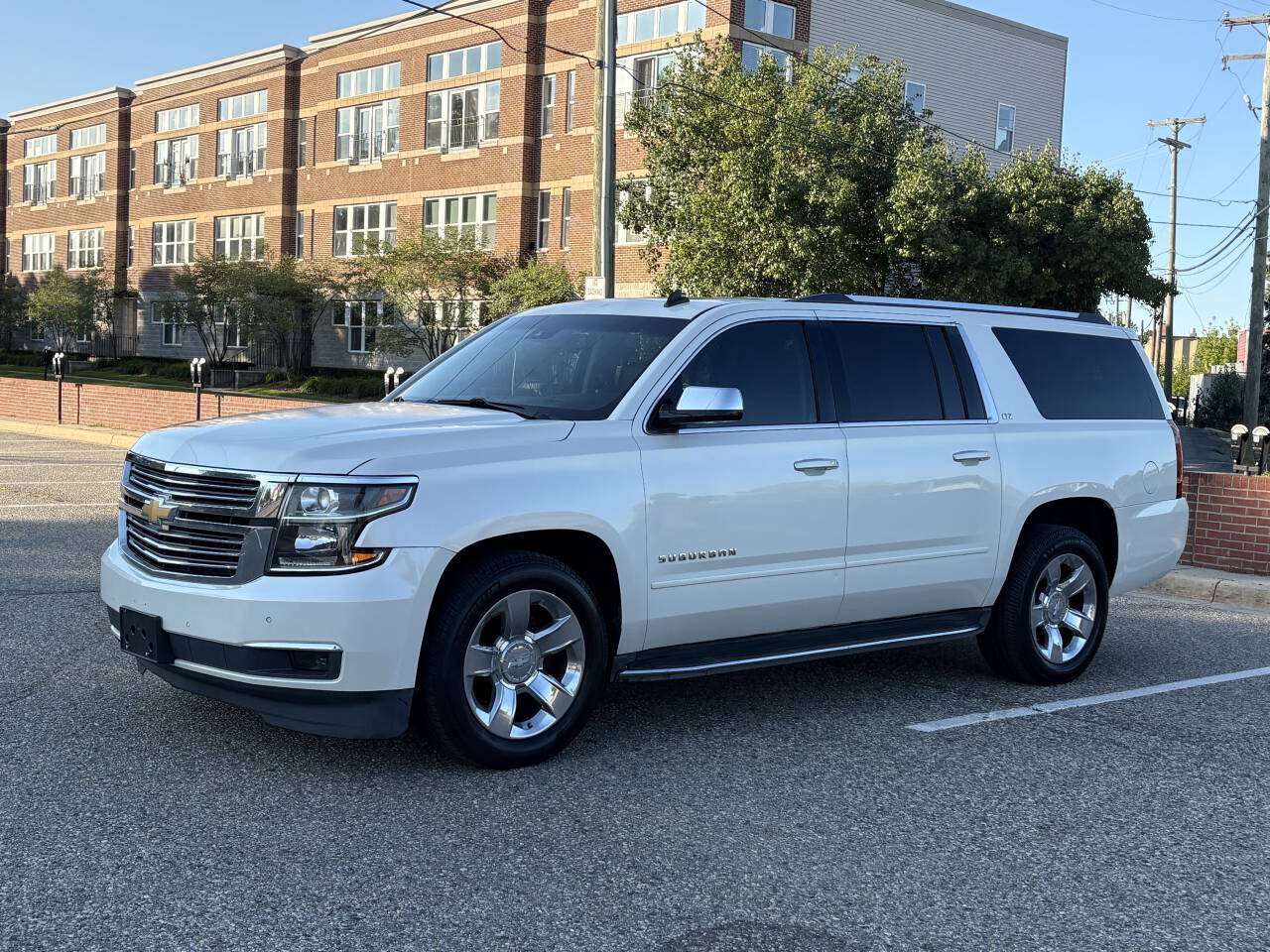 Used 2015 Chevrolet Suburban LTZ RWD image 4