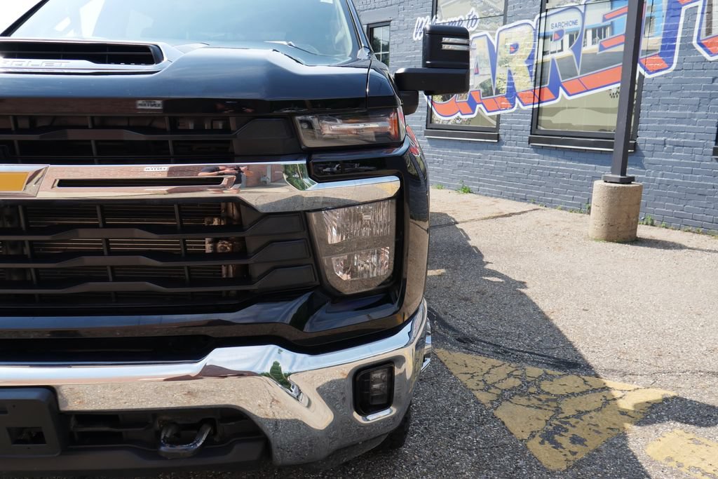 Used 2024 Chevrolet Silverado 3500 LT w/ Convenience Package AWD/4WD image 3