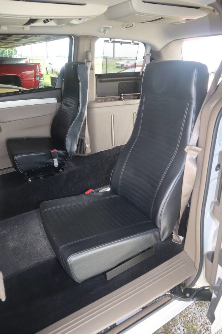 Used 2012 Volkswagen Routan SEL FWD image 27