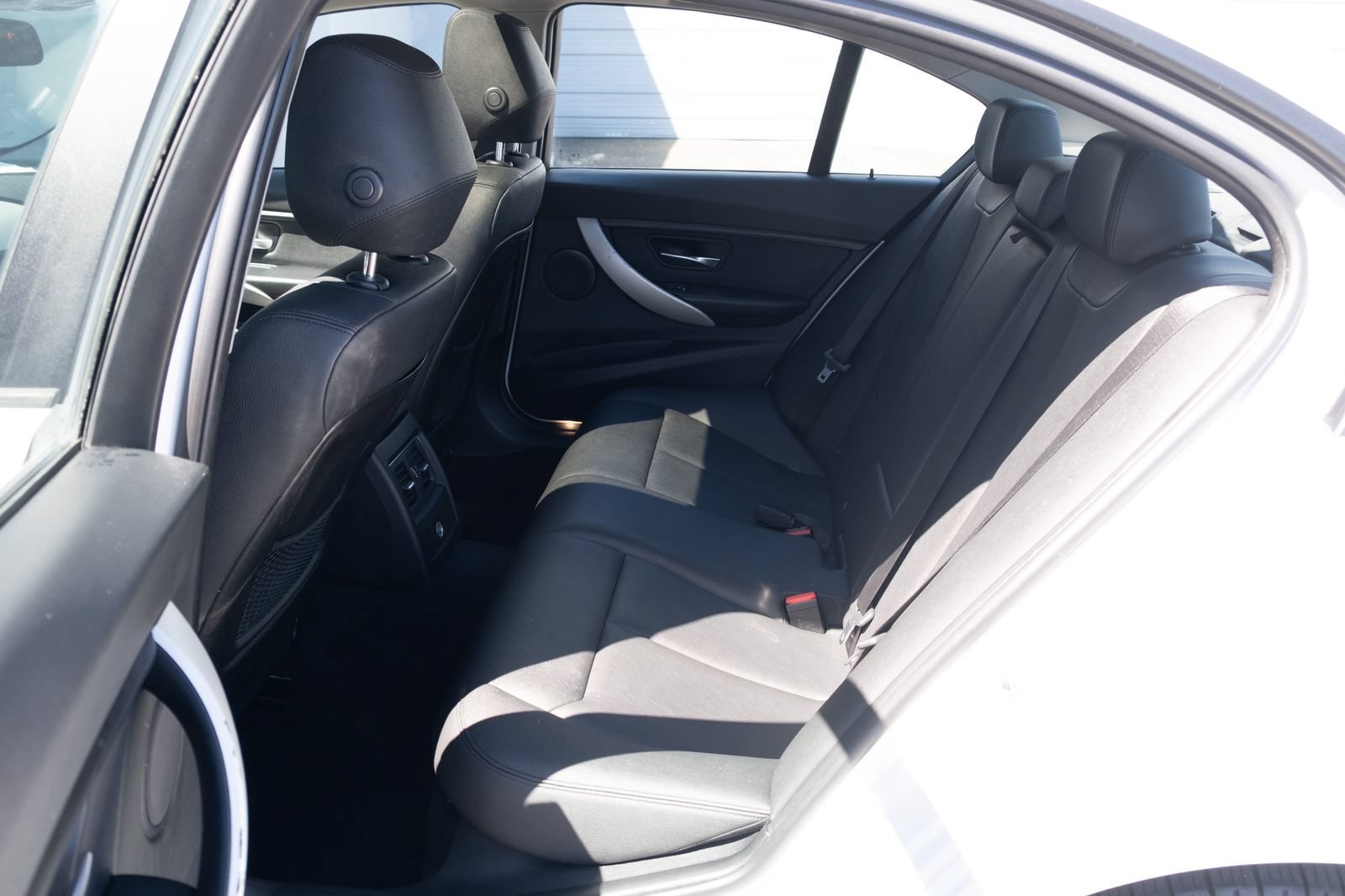 Used 2018 BMW 320i xDrive Sedan w/ Convenience Package AWD/4WD image 16