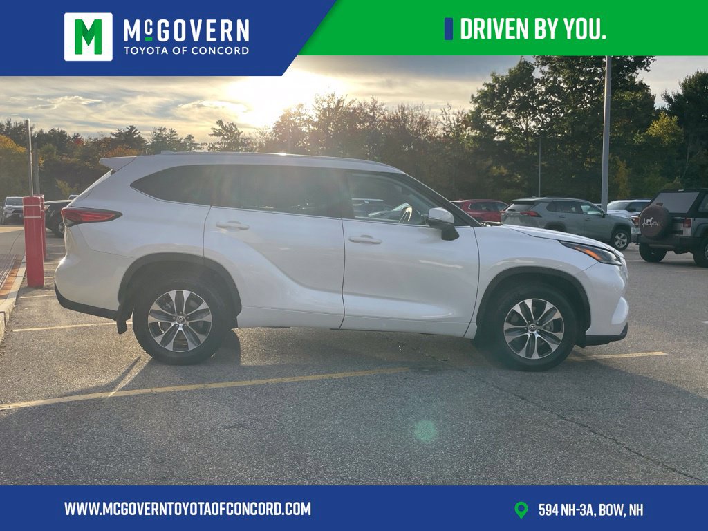 Used 2021 Toyota Highlander XLE AWD/4WD image 6