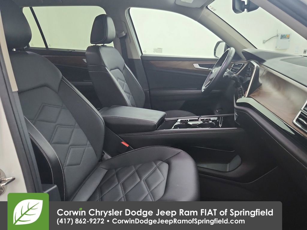 Used 2025 Volkswagen Atlas SE image 32