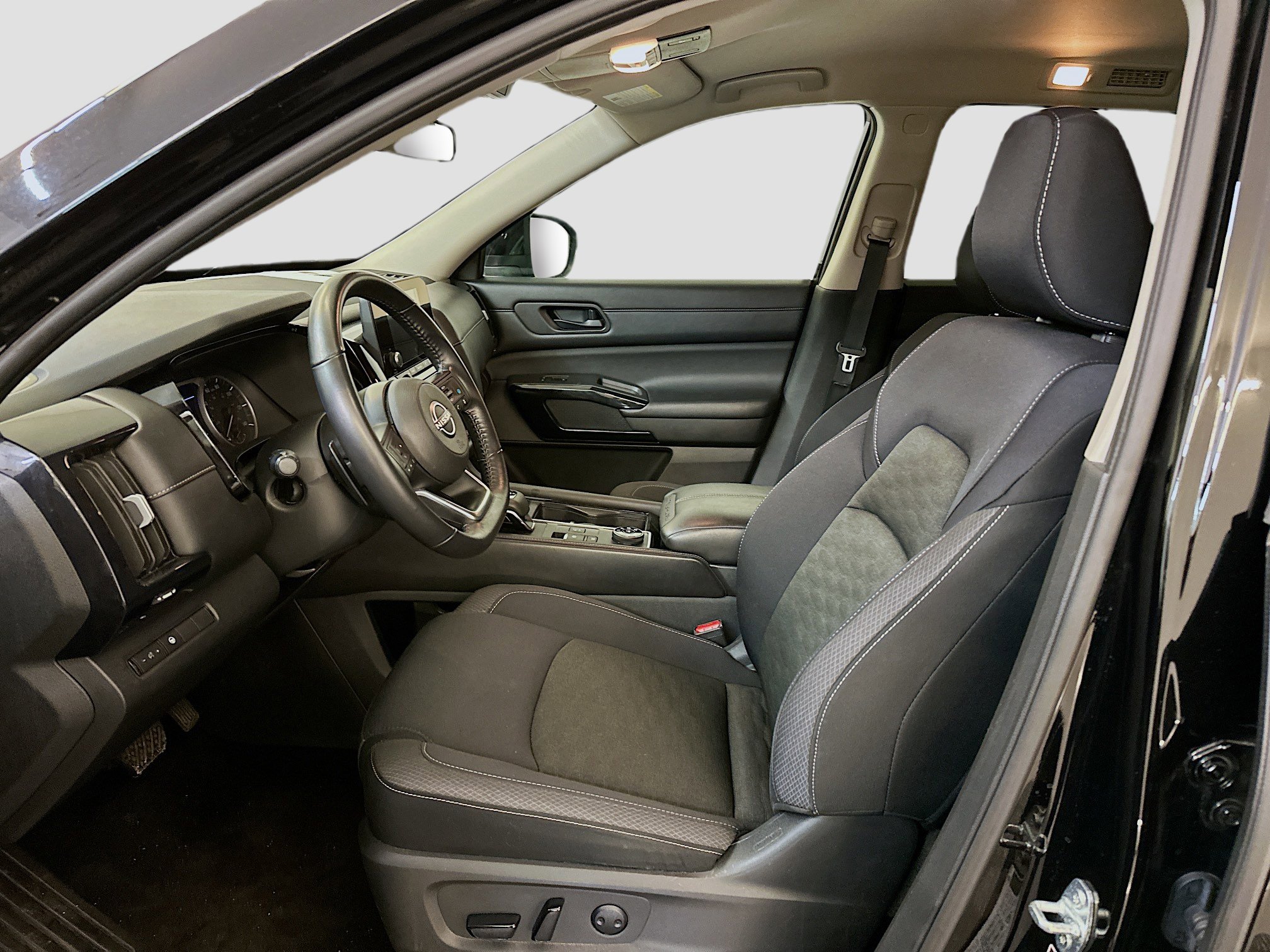 Used 2024 Nissan Pathfinder SV image 13