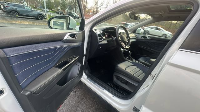 Used 2025 Volkswagen Taos SEL image 30