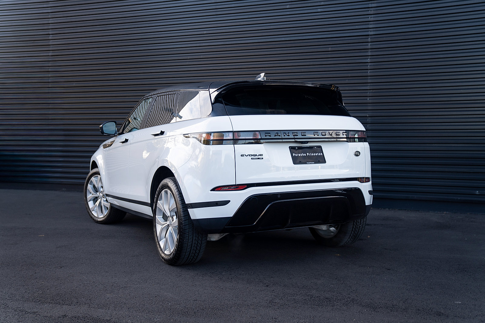 Used 2020 Land Rover Range Rover Evoque SE image 3