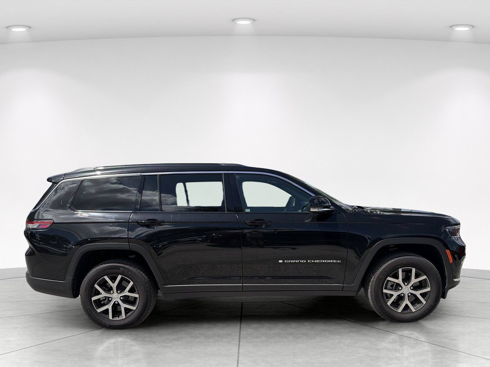 Used 2025 Jeep Grand Cherokee L Limited w/ Trailer Tow Package AWD/4WD image 3