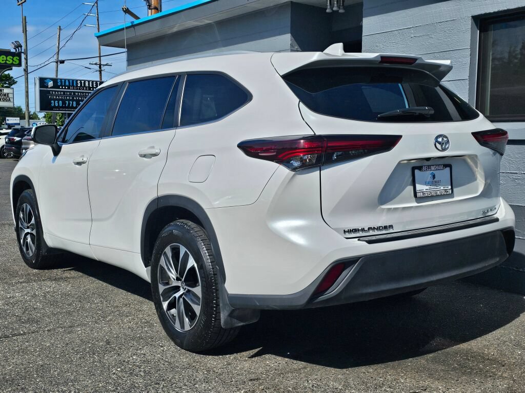 Used 2025 Toyota Highlander XLE AWD/4WD image 3
