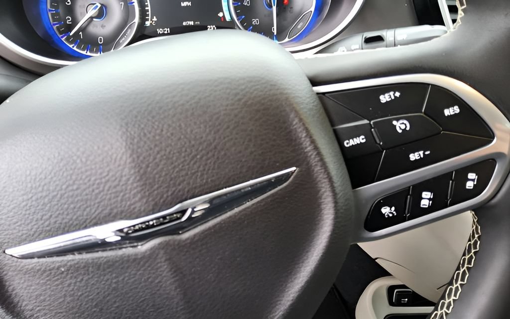 Used 2024 Chrysler Pacifica Touring-L FWD image 38