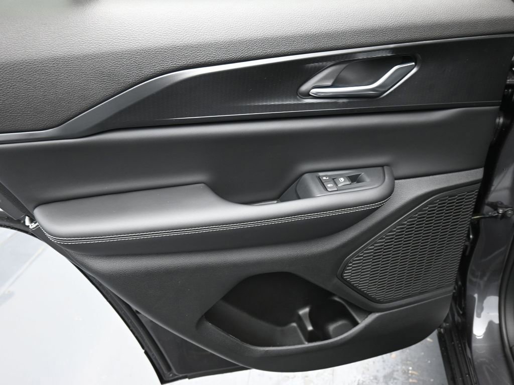 New 2025 Jeep Grand Cherokee Altitude image 12