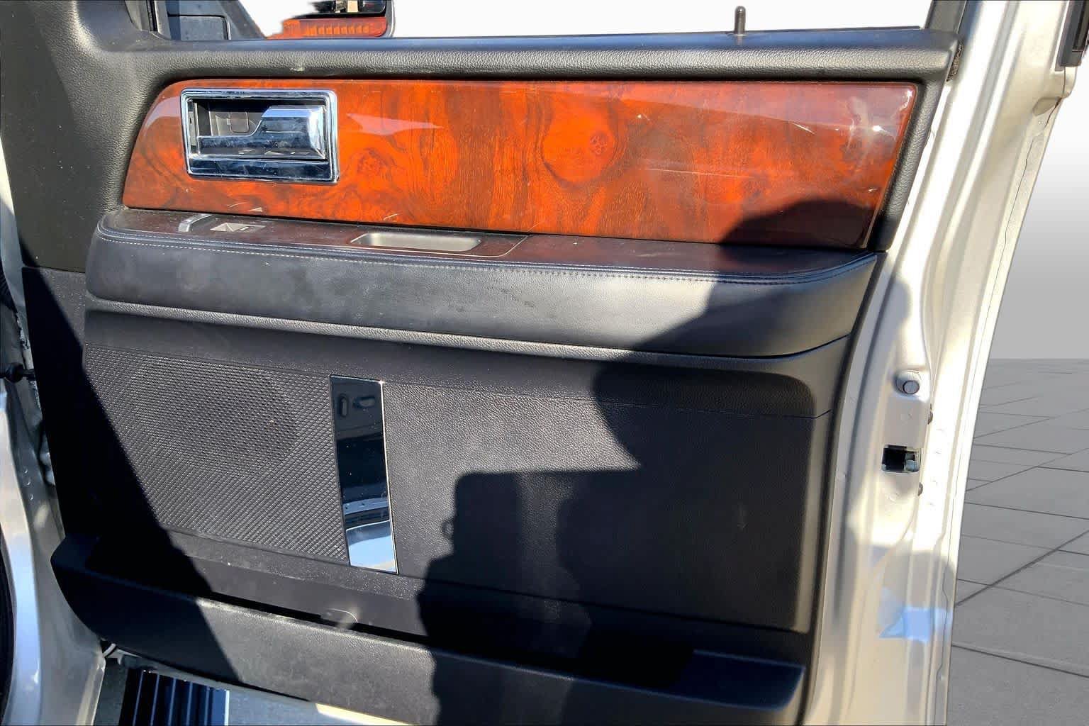 Used 2017 Lincoln Navigator Select RWD image 23