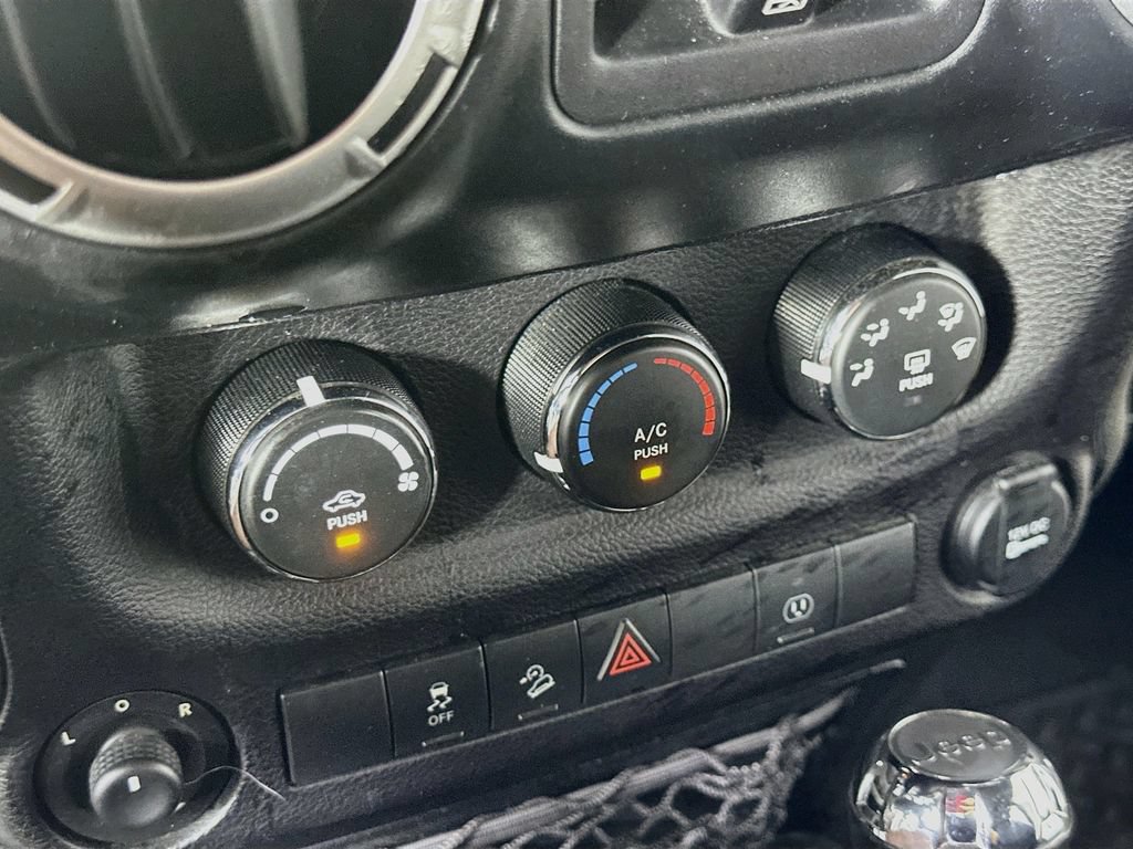 Used 2015 Jeep Wrangler Unlimited Rubicon AWD/4WD image 27