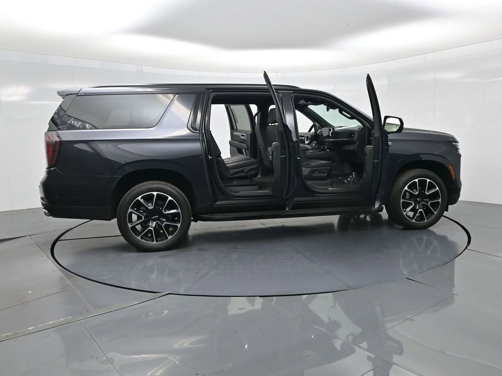 Used 2025 Chevrolet Suburban RST image 3