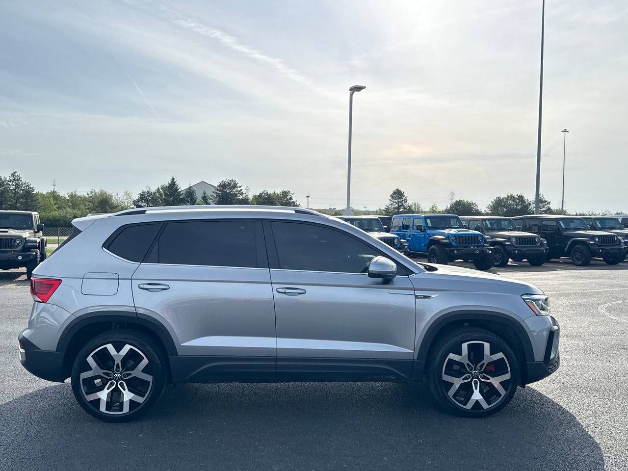 Used 2022 Volkswagen Taos SEL AWD/4WD image 2