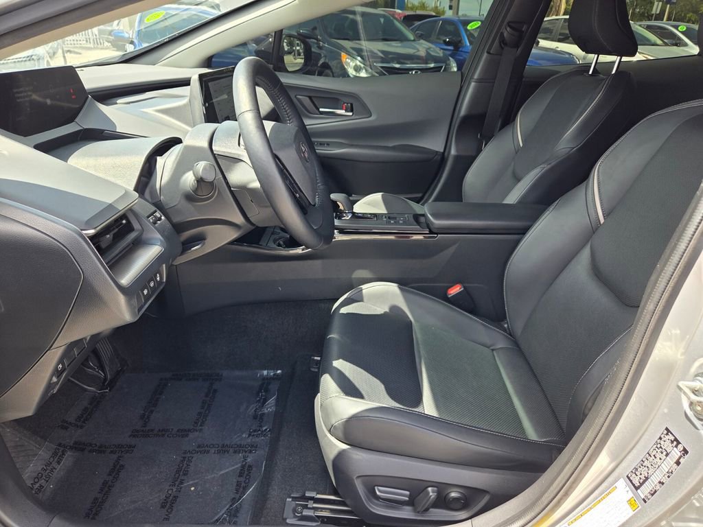 Used 2023 Toyota Prius XLE FWD image 4