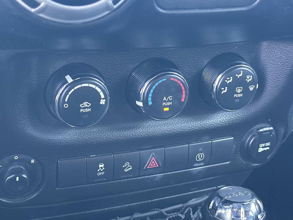 Used 2018 Jeep Wrangler Unlimited Sahara w/ Connectivity Group AWD/4WD image 22