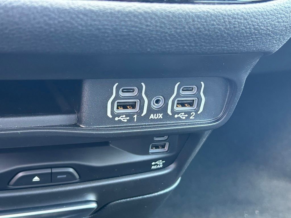 New 2025 Chrysler Pacifica Select w/ Uconnect Theater Family Group image 39