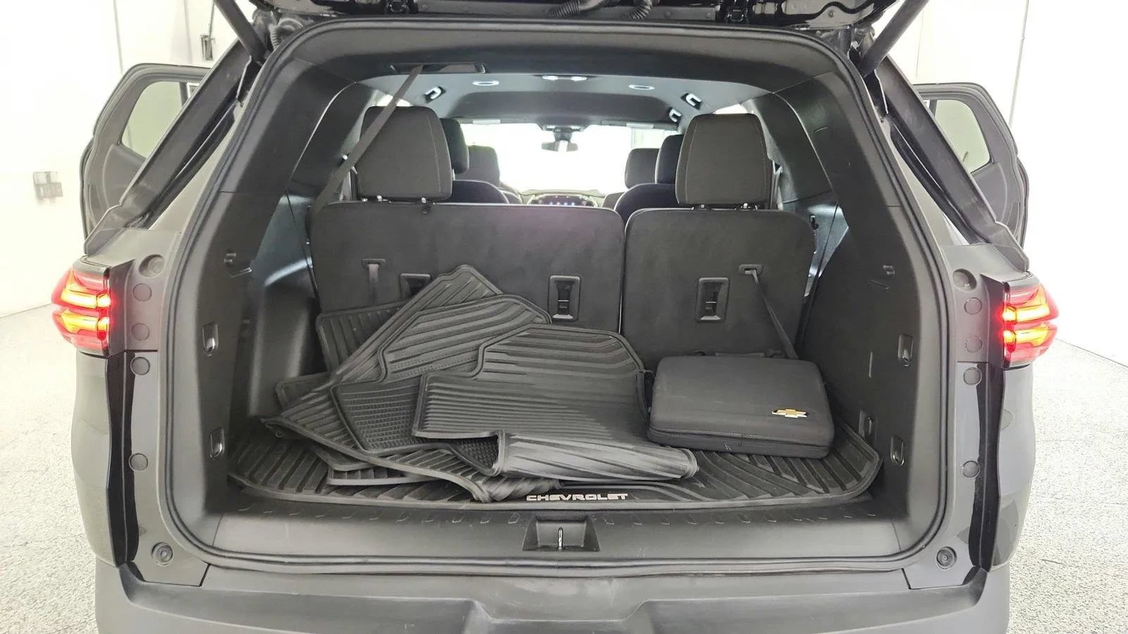 Used 2023 Chevrolet Traverse LT FWD image 46