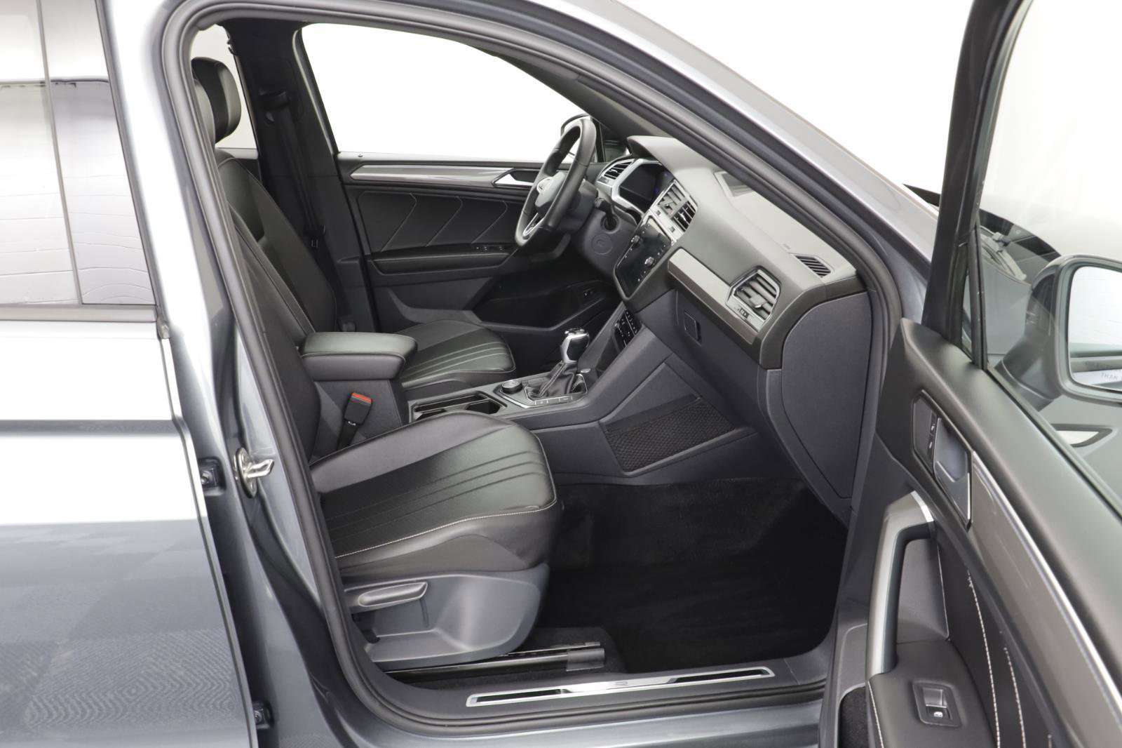 Used 2022 Volkswagen Tiguan SE R-Line image 19