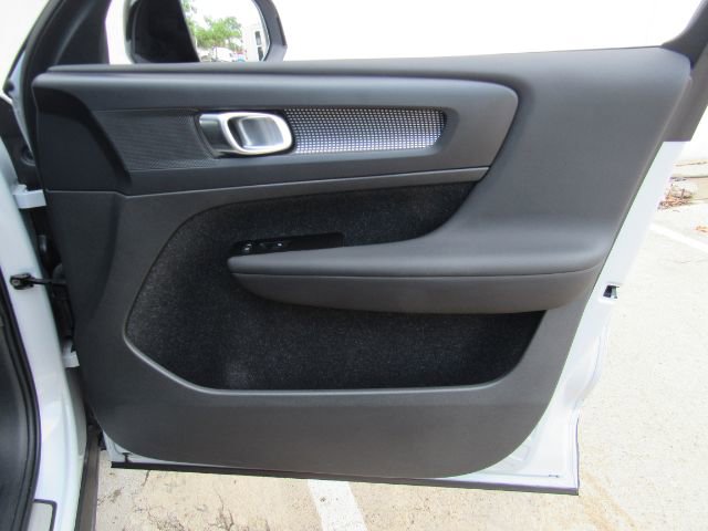 Used 2022 Volvo XC40 P8 Recharge Plus image 18