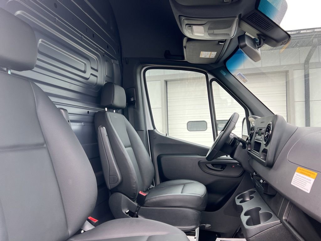 Used 2025 Mercedes-Benz Sprinter 2500 image 12