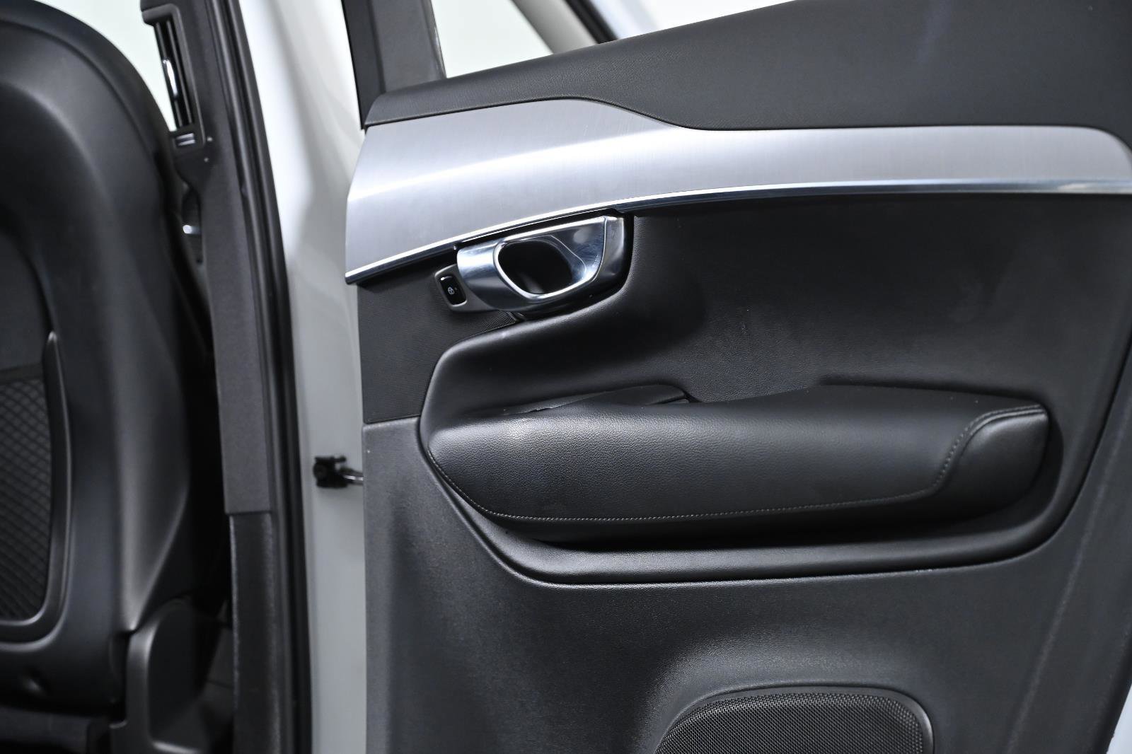 Used 2022 Volvo XC90 T5 Momentum w/ Advanced Package image 32