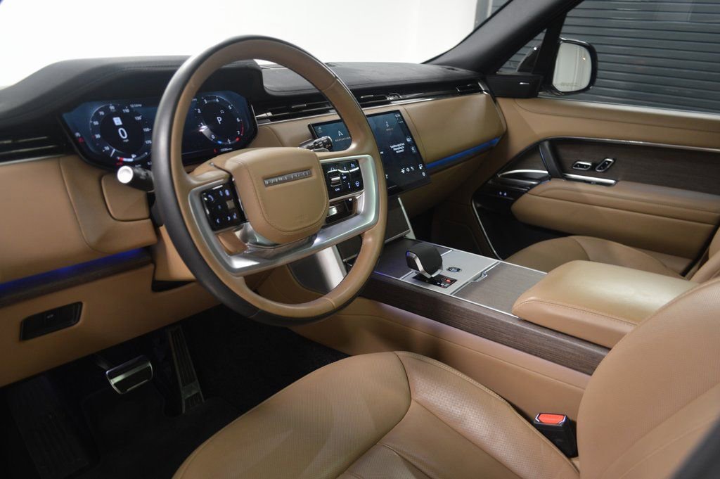 Used 2024 Land Rover Range Rover Long Wheelbase SE image 4