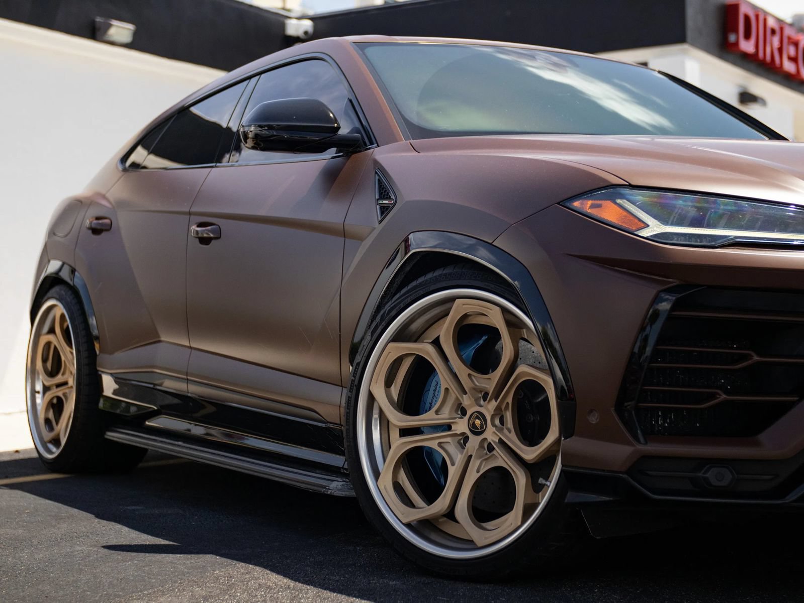 Used 2019 Lamborghini Urus AWD/4WD image 2