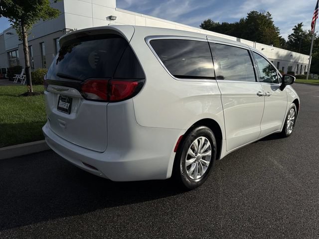 Used 2017 Chrysler Pacifica Touring w/ Tire & Wheel Group FWD image 8