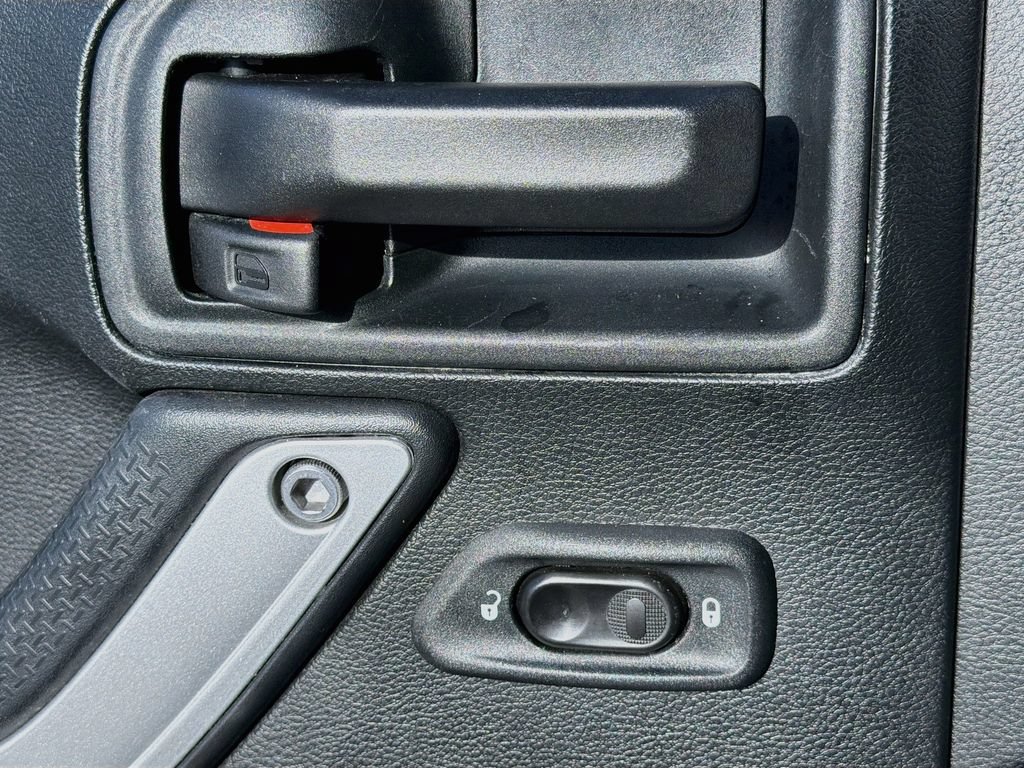 Used 2017 Jeep Wrangler Unlimited Sahara w/ Connectivity Group AWD/4WD image 20