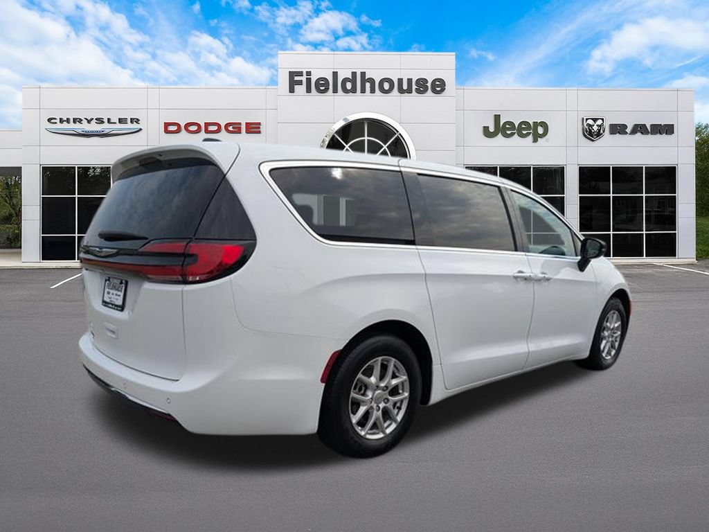 Used 2024 Chrysler Pacifica Touring-L FWD image 10