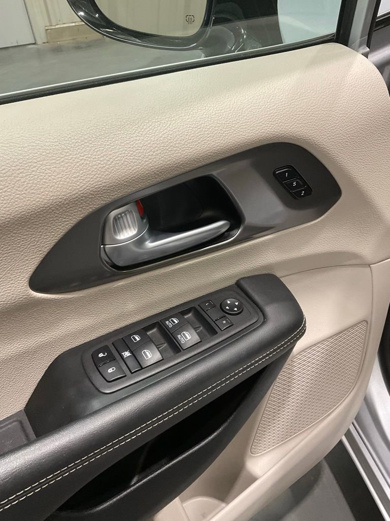 Used 2024 Chrysler Pacifica Touring-L image 7