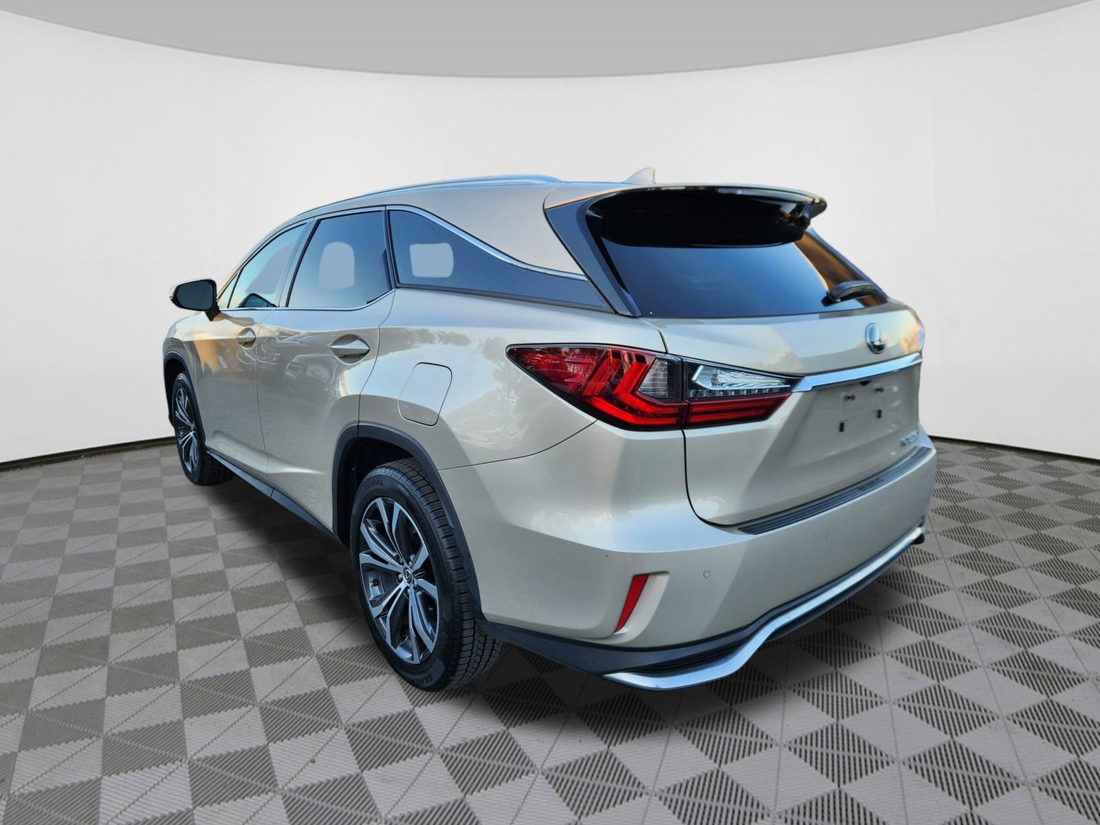 Used 2018 Lexus RX 350L Luxury image 3