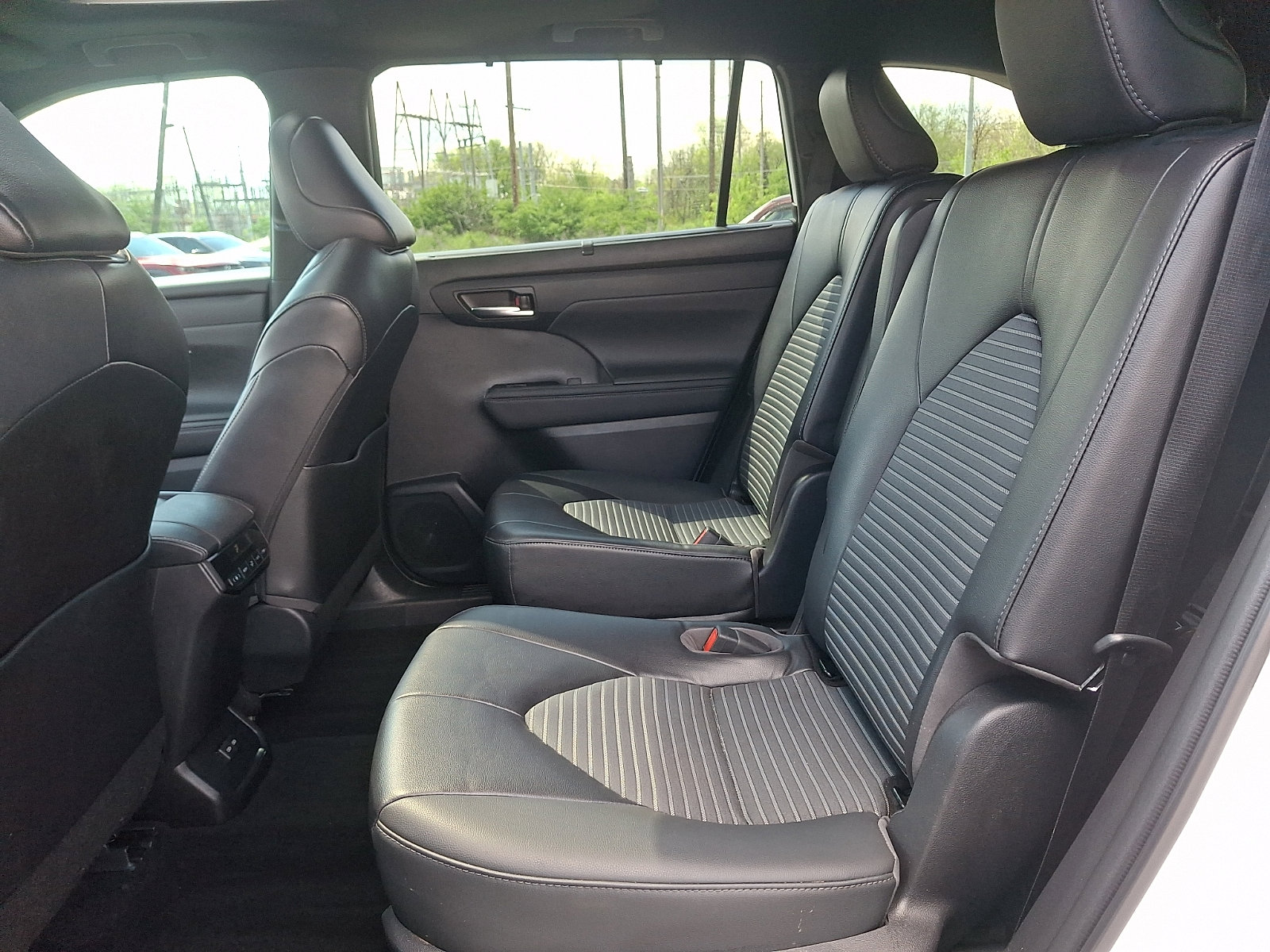 Used 2022 Toyota Highlander XSE FWD image 11