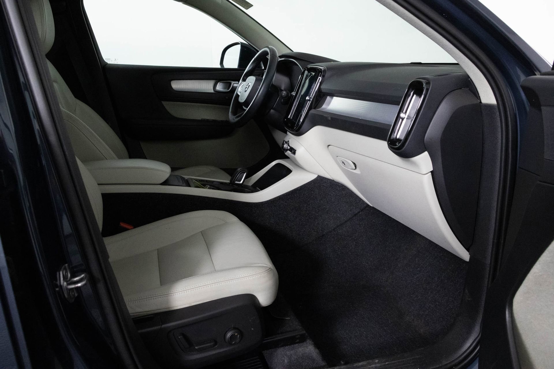 Used 2021 Volvo XC40 T5 Momentum w/ Protection Package Premier image 39