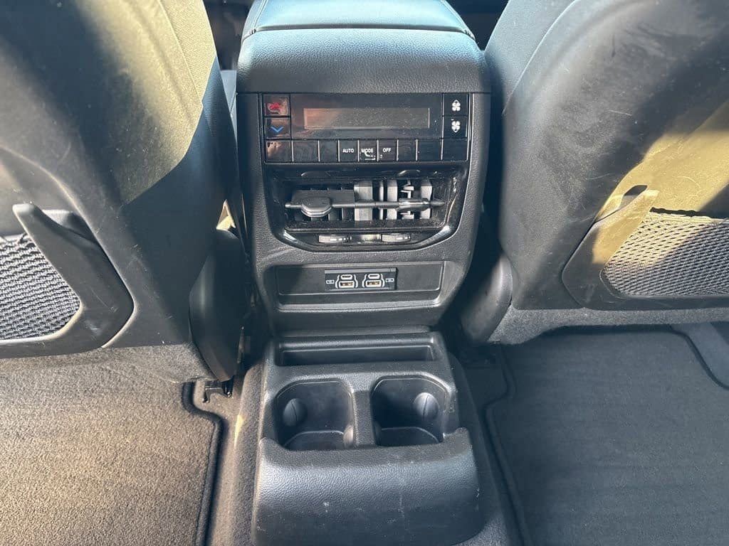 Used 2023 Jeep Grand Cherokee L Laredo image 19