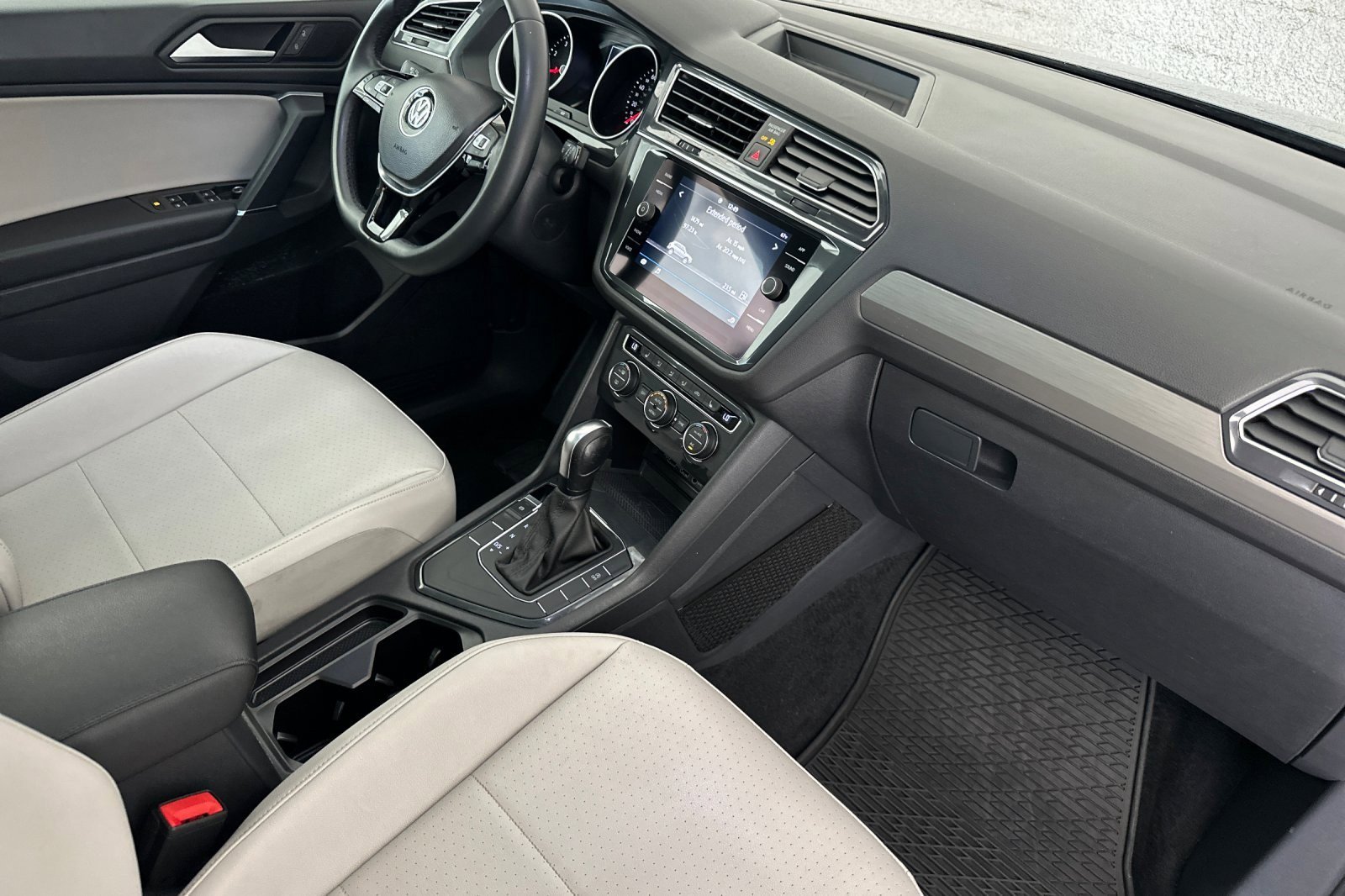 Used 2020 Volkswagen Tiguan SE w/ Panoramic Sunroof Package FWD image 16