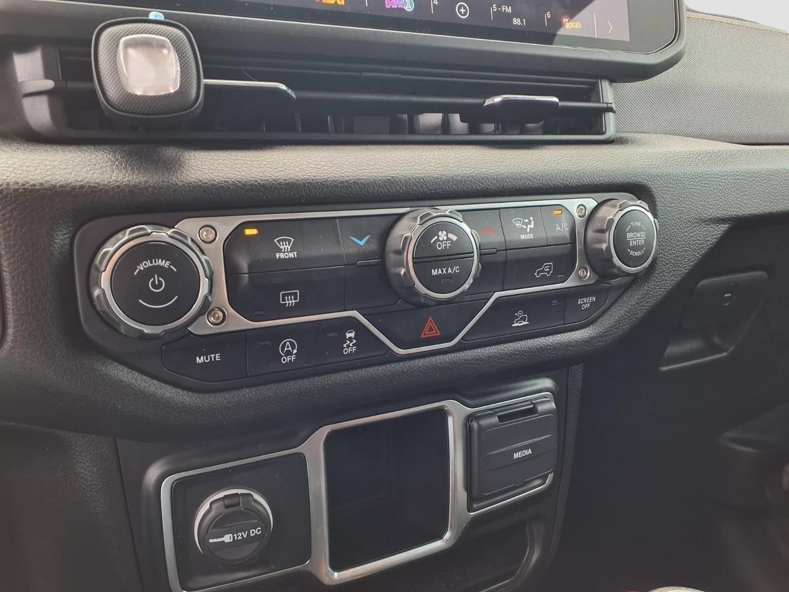 Used 2024 Jeep Gladiator Sport AWD/4WD image 18