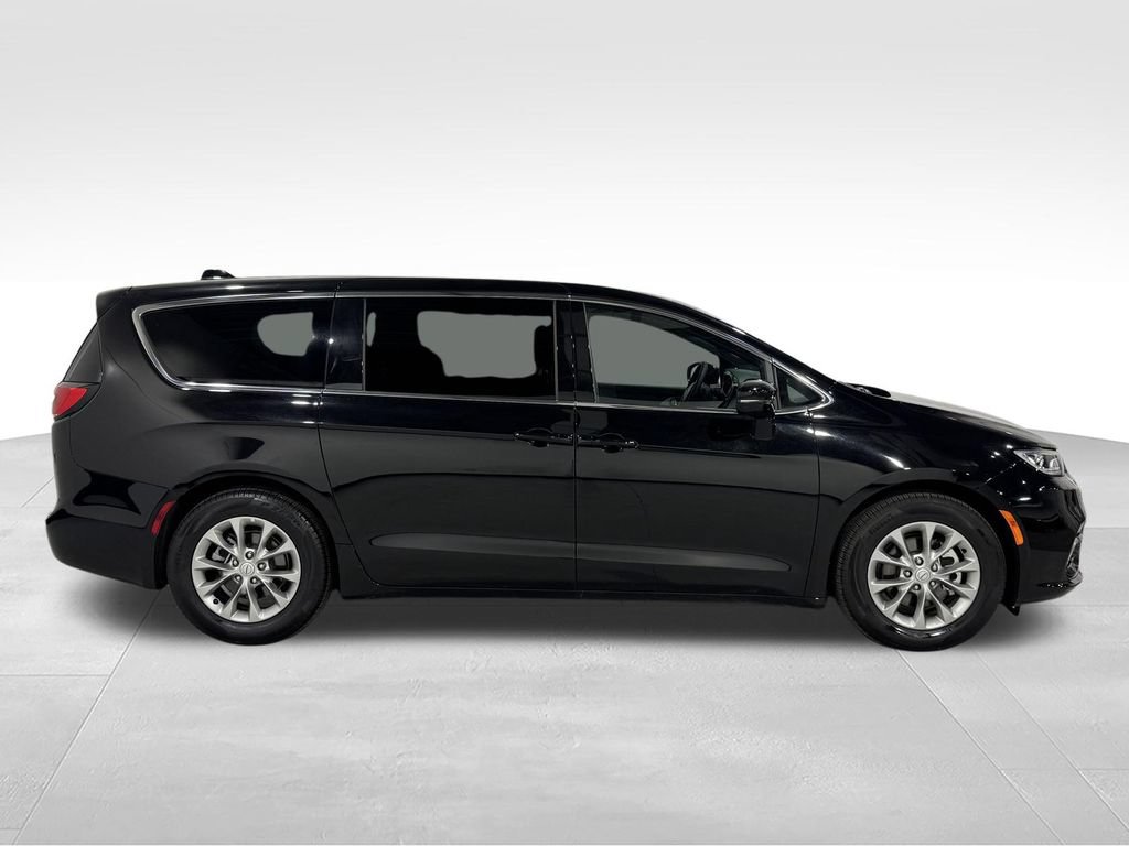 Used 2026 Chrysler Pacifica Limited FWD image 21