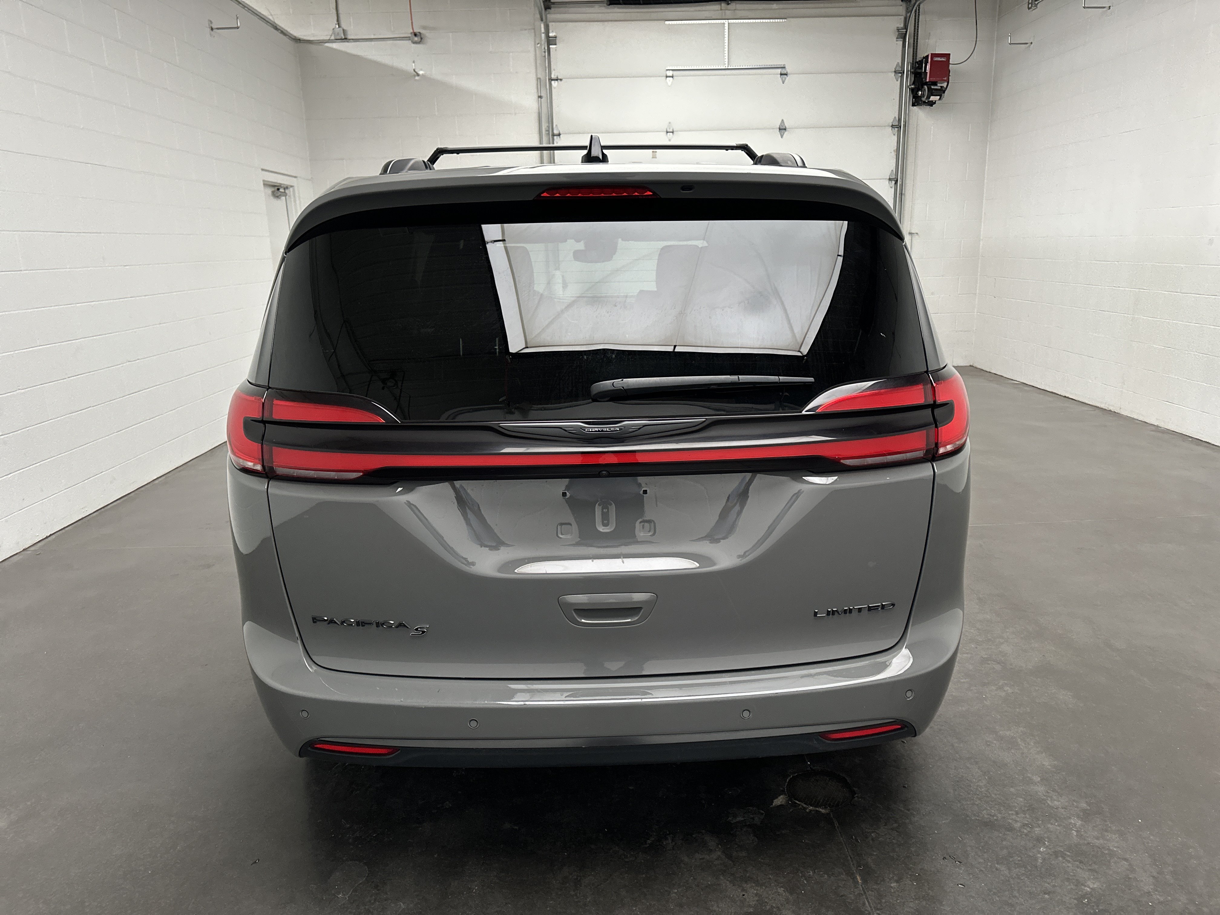 Used 2025 Chrysler Pacifica Limited FWD image 8